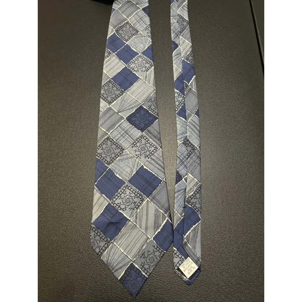 Clairborne Necktie Blue Gray Geometric Diamond Pattern 100% Silk Made in USA‎